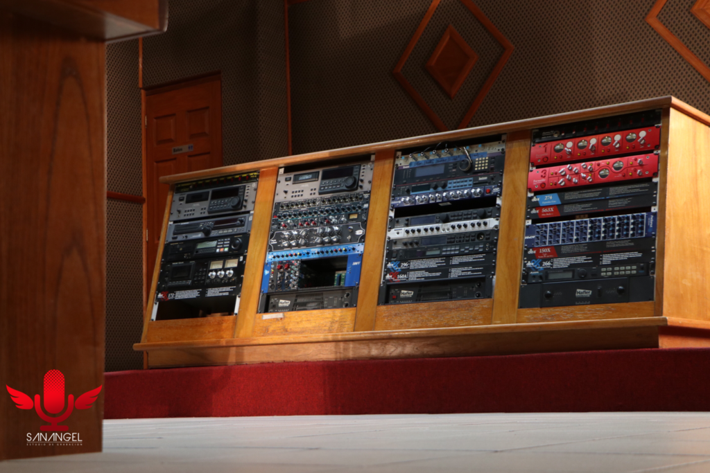 Focusrite
Quad Mic-Pre
Focusrite
Dual Compressor
Aprecio
Excites
Rupert Neve
Shelford Channel
Avalon
Vt-737st
A Desings
HM2EQ
HAMMER
APHEX-EXCITER
Drawmer
Spectral Compressor
Dl251
Rack Serie
500v Api
PRE neve 1073lb
PRE api 512c
SSL-611EQ